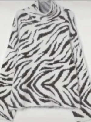 Zebra tröja💕 - Säljer en super fin tröja med zebra mönstren på!!🥹💕 står ingen storlek men skulle gissa att det är xs/s men funkar nog även m🥰 Hör gärna av er kring frågor eller funderingar!💕 Tröjan har krage💓💓 