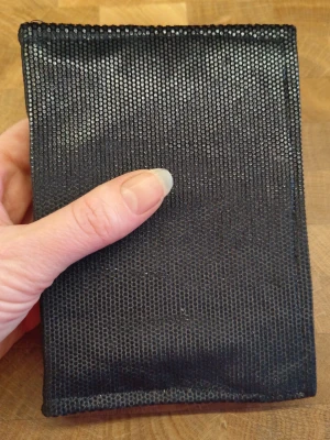 Anteckningsbok i skimrande svart tyg - Snygg anteckningsbok i svart skimrande sammetstyg. A6 storlek med ca 100 blanka sidor.