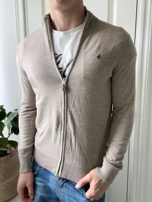 Morris merino cardigan  - Morris merino cardigan, 100% merino wool. Dubbel dragkedja, extremt fin tröja. Personlig favorit. Inga defekter! Modellen i bilderna är 180 cm 75 kg och bär Storlek M , Kom med frågor! 🌟 (Kan gå ned i pris vid köp av paket 😉) 