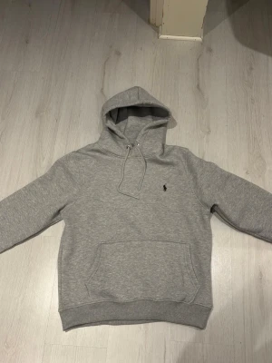 Ralph Lauren Hoodie - Säljer en schysst tröja från Ralph lauren, helt ny använd 1 gång då jag testade den enbart men den satt lite för stor för mig. Ny pris cirka 1500, mitt pris 599kr. Hör av er vid frågor.