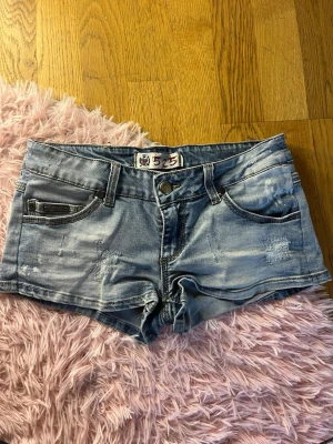 Jeansshorts vintage  - Jättesnygga vintage och superlåga jeansshorts, som tyvärr inte passar mig! Jättebra skick och sitter jättesnyggt! Buda gärna
