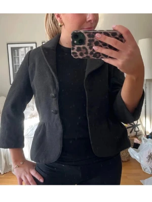 Trekvarts jacka  - Söt trekvartsärmad jacka/kappa som jag köpt här på Plick. Passar jättebra nu när det börjar bli varmare☀️