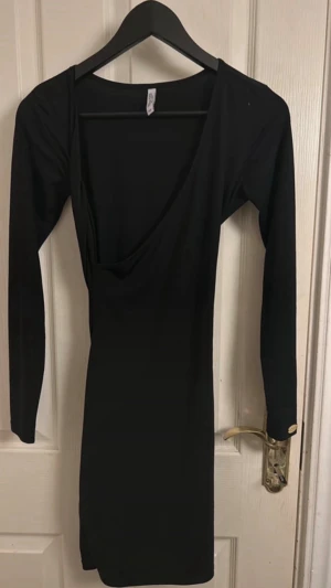Svart Klänning  - Svart klänning från Nelly i storlek XS