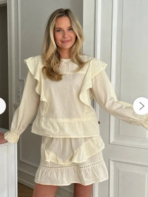 Blus från BYIC - Supersöt krämvit/gul blus från BYIC🌼 Perfekt inför våren och sommaren. Volang detaljer samt en knapp bakom halsen. Använda några gånger men inget som påverkar blusen.🌼🌸 pris kan diskuteras samt fråga om mer bilder önskas💕🌟