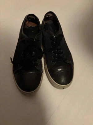 Mörk blå lanvins sneakers med vita sulor - Marinblå lanvins som är rätt slitna. Ingen box kommer med men det är en äldtr modell