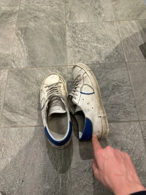 Vita Philippe model skor  - Inget fel på dom o inga hål eller nåt. Dom är lite slitna i designen om man kollar på deras hemsida. Det har gått upp lite i hälen men inget man märker av o inget vatten kommer in i där också. Pris går att diskutera. Box kommer med