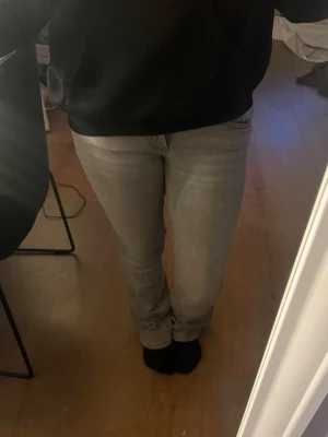 Jeans - Säljer dessa jättefina jeans då de tyvärr inte kommer till användning längre! De är i stl xxs short, jag är 155cm som referens❣️ skriv bara vid fler frågor!