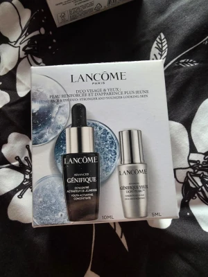 Lancôme Génifique ansikts- och ögonduo - Set med Lancôme Advanced Génifique koncentrat (10 ml) och Advanced Génifique Light-Pearl ögonserum (5 ml). Lyxiga serum i svart och silver för ansikte och ögon, designade för att ge starkare och yngre hud. Perfekt för dig som vill boosta din hudvårdsrutin.