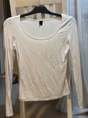 Tight vit tröja - Väldigt stretchig! 