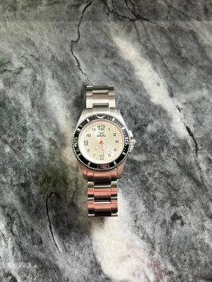 GUL Klocka - Tjena, säljer en riktigt schysst silvrig klocka från GUL. Knappt använd, priset går att diskutera. Hör av dig vid minsta lilla fundering.