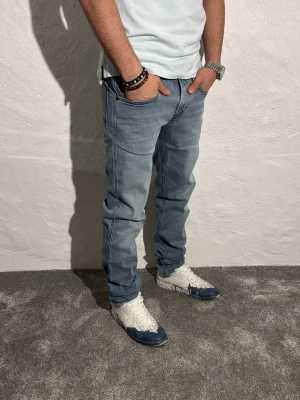 Replay jeans  - Ett par riktigt snygga jeans från Replay i storlek W29 L32 i modellen Anbbas 