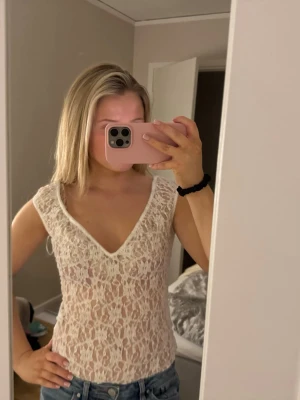 Spetsbody - Sååå snygg slutsåld spetsbody med prislappen kvar!!😇😇