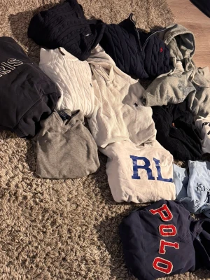 In och köp🤩🙌 - Rensar garderoben med riktigt schyssta kläder. Kolla min profil för intressanta kläder🤩🙌