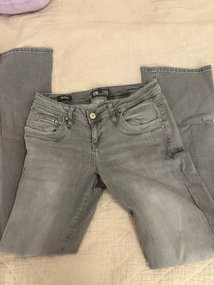 Grå jeans LTB low rise bootcut  - Säljer dessa gråa low rise bootcut jeans från LTB. Använda 1-2 gånger, så är i väldigt bra skick. 