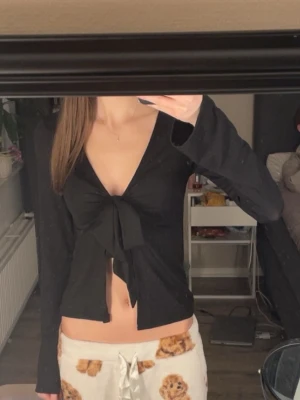 Svart långärmad topp - Aldrig använd och lappen är kvar. Jätte fin och jätte skönt material 