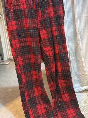 Mjukisbyxor rödsvarta - Ett par röd svarta mjukisbyxor, jättesköna! 