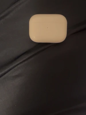 AirPods Pros  - Säljer ett par AirPods Pros har inte haft de så länge men behöver inte de. Det är inget fel med de alls det är mycket bra sick. Airpodsen är äkta! Det finns noise cancelation och transperese mode.