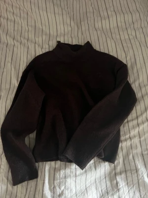 Mörkbrun stickad polotröja - Mysig mörkbrun stickad tröja med hög hals i storlek xs från Kappahl