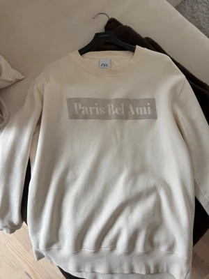 Zara sweatshirt herr  - En snygg beige sweatshirt från Zara herr i storlek L i väldigt bra skick. Säljer för 200kr