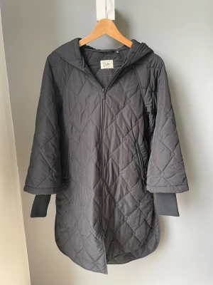 Isay Diddi Maxi Coat - Nuvarande pris i butik 1899. Läs mer om jackan på Isays hemsida. Röker ej och har inga djur. Jackan är i mycket fint använt skick. Inget att anmärka på. 