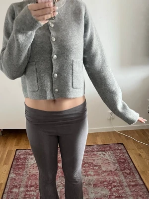 Bershka kofta - Jättefin grå bershka kofta som tyvärr inte kommit till användning. Knapparna vid fickorna har dessvärre gott av därav det låga priset🩷