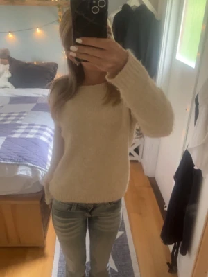Beige stickad tröja  - Mysig beige stickad tröja med rund hals och långa ärmar. Tröjan är använd vid fåtal tillfällen och är köptes på Vero moda. 
