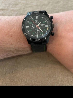 Pinbo Sports Diver 43mm Herrklocka - Säljer en snygg svart/grön herrklocka från Pinbo i absolut nyskick. Aldrig använd. Fungerar bra, originalarmband i gummi som passar alla, kronograf som är dekorativt. Behöver bara nytt batteri.  Nypris: 450 SEK Begagnat pris: 300 SEK Mitt pris: 248 SEK  Skickas alltid snabbt och spårbart (ofta samma dag) eller hämtas i Glumslöv.  Hör av dig vid frågor och se gärna mina andra annonser också!