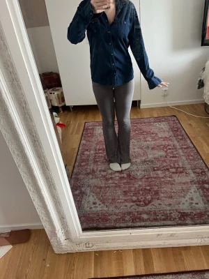 Mörkblå skjorta med knappar - Snygg mörkblå skjorta i bomull med klassisk krage och knappar framtill. Skjortan har lång ärm och en bröstficka med knappdetalj. Perfekt att styla till jeans eller kjol för en avslappnad look. Pris kan diskuteras