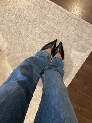 Blå raka jeans med låg midja - Säljer ett par klassiska blå jeans med rak passform och låg midja. Jeansen har fem fickor och en avslappnad look, perfekta för en chill och trendig stil. Materialet är denim i 100% bomull och färgen är ljusblå. Passar dig som gillar en casual vibe. Size 38 but fits also 36. Never used