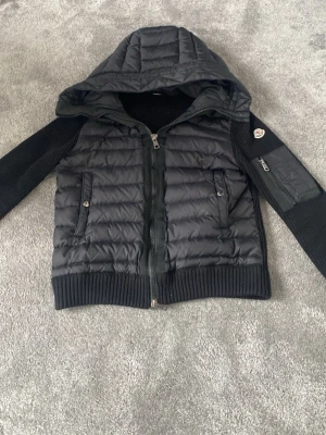 Moncler cardigan - Moncler cardigan äkta helt ny inga defekter.Riktigt fräsch jacka NFC funkar✅Den har även blivit äkta checkad ✅