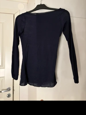 Mörkblå långärmad topp från Intimissimi - Supersnygg mörkblå långärmad topp från Intimissimi i ultralätt material med kashmir. SKRIV OM DU VILL HA BILD PÅ DEFEKTER💕 kan alltid prata om priset