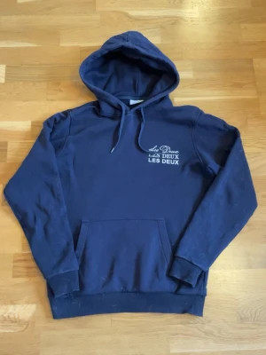 Les Deux hoodie  - Sjukt snygg hoodie från Les Deux, storlek är XS men passar även som en S, passar dig mellan 170-180 bra! 
