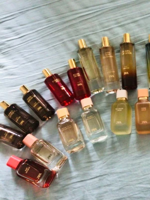 Zarasplit 🌸 - ✨️Just nu finns paket ute med extra lågt pris och fri frakt ✨️Splittar mina Zaraparfymer I glasdekanter med spray ✨️Säljer ej hela flaskan✨️2 ml-20 kr,3 ml-25 kr,5 ml-35 kr,10 ml-60 kr✨️Se listor bland bilderna vilka som finns tryck på bilderna för att se all text ✨️Skriv vilka du önskar så lägger jag ut som ett nytt paket ✨️Obs se även mina andra splitannonser ❣️