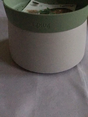 Grön och vit pastakokare Lékué - Praktisk pastakokare från Lékué i plast med rund form. Locket är ljusgrönt och har små hål för enkel avrinning av vatten. Perfekt för att laga pasta snabbt i mikron. Enkel att använda och rengöra.