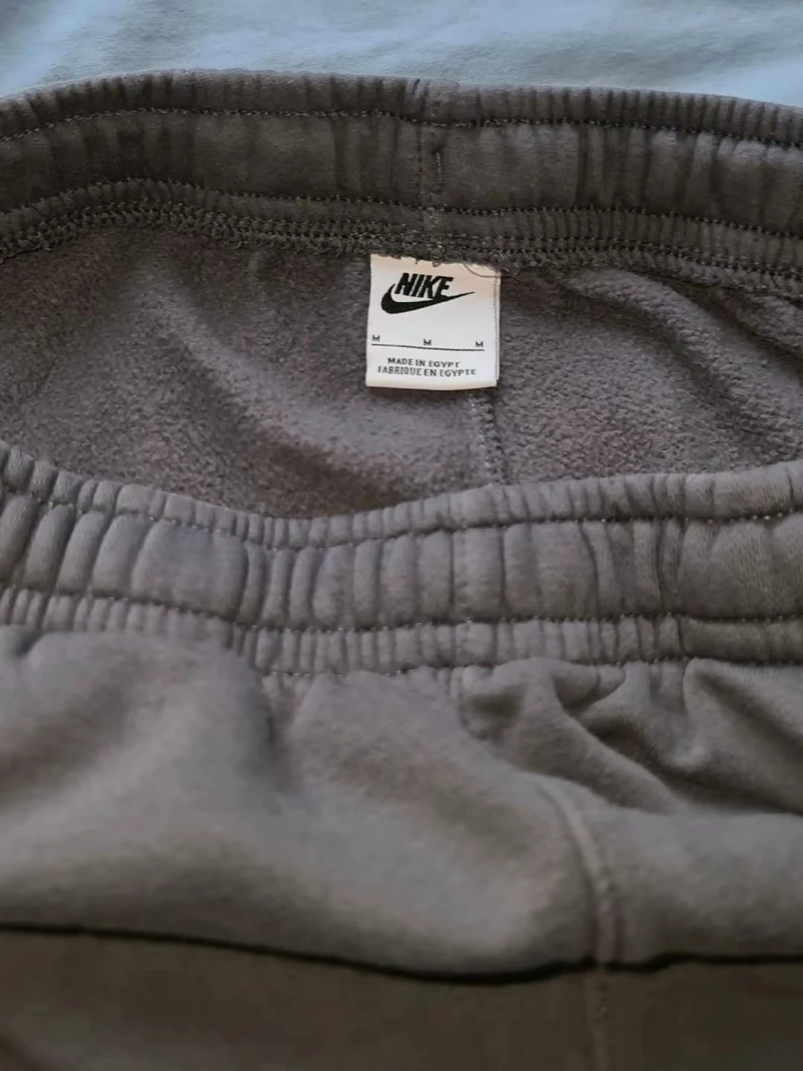 Mörkgrå nike tracksuit med gula detaljer. Tröja size:S Byxor size:M - 3