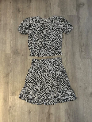 Zebra set, topp samt matchande kjol - Säljer ett zebra sett, använt få gånger. Toppen är i storlek 158 och kjolen är i storlek 158/164. Säljer pga för litet. Köpt från Cubus. 