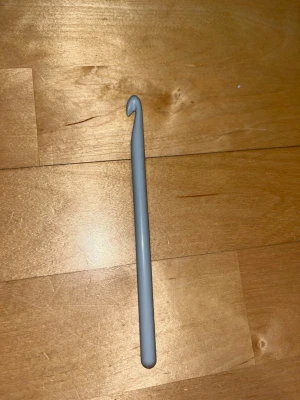 Virkkuukoukku 8mm - Harmaa virkkuukoukku. Koko 8mm. Eläintalous MMM Katsothan myös muut ilmoitukseni Tarjoa 