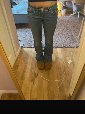 Lågmidjade bootcut jeans - Säljer ett par snygga lågmidjade bootcut jeans från Gina💕 Dom är i bra skick och har inte blivit uttöjda men säljer eftersom att jag har för många jeans🥰