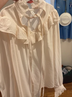 Blus  - Jätte vacker blus som tyvär intr kommer till användning. Nästan helt ny.