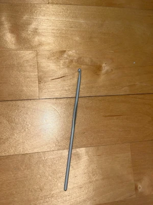 Virkkuukoukku 3.5mm - Harmaa metallinen virkkuukoukku. Koko 3.5mm. Eläintalous MMM Katsothan myös muut ilmoitukseni Tarjoa 