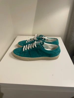 Saint Laurent skor - Tja! Säljer dessa skitnsygga SL/06 skorna. Det är i storlek 41 men passar 42. Väldigt bra skick, knappt använda. Bara skorna som ingår. Har du några frågor är det bara höra av dig! 