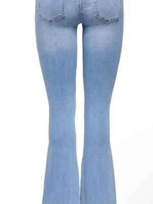 Ljusblå bootcut jeans - Säljer ett par ljusblå bootcut jeans mid waist. Jeansen har en snygg utsvängd passform från knät och är tillverkade i mjuk denim med lite stretch för extra komfort. Perfekta för en trendig och avslappnad look. Nypris 549kr. Stolek wxs/lenght 32