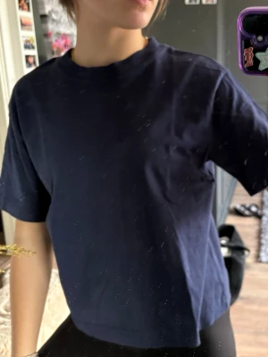 Basic blå tröja 💙 - En basic och blå tröja som är perfekt till vardagen, men kommer tyvärr inte till användning 💙 Den är använd en gång men annars inga defekter 