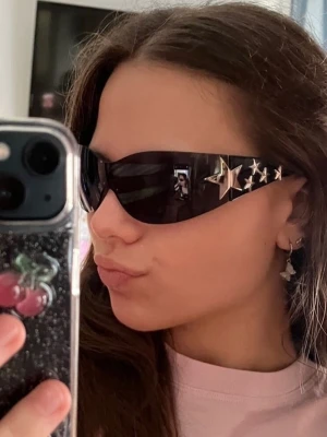 Coola Y2K solglasögon - Coola glasögon i bra skick! 