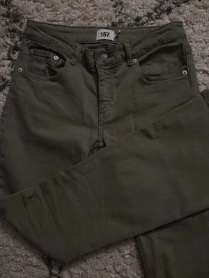 Bootcut jeans från 157  - Snygga bootcut jeans från 157. Jeansen har samma färg som på bild nummer två! Bara ljuset som gör att de ser mörkare ut (går att få mer bilder)  