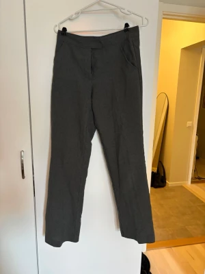 Gråa kostymbyxor  - Gråa kostymbyxor från hennes. Raka i passform med en normal hög midja. 🌼