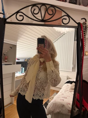 Vit spetsblus  - Superfin blus med scarf. Passar perfekt till våren. 