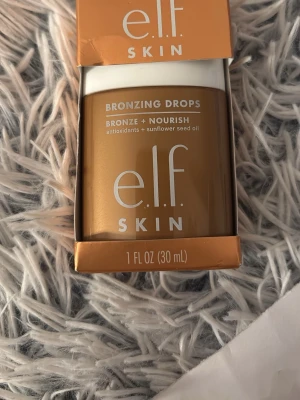 e.l.f. SKIN Bronzing Drops 30 ml - Bronzing Drops från e.l.f. SKIN i en snygg guldig förpackning. Ger huden en solkysst look och innehåller antioxidanter samt solrosfröolja för extra näring. Perfekt för att boosta glowet i din basrutin. Kommer i en praktisk plastflaska på 30 ml.