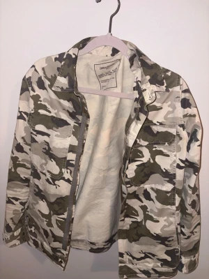 Zadig & Voltaire overshirt - Stilrent och trendig plagg perfekt nu i höst och till sommaren! Inga skador och i mycket bra skick. Storlek S. Vid tankar eller funderingar är det bara att höra av sig, samt kan byta och är öppen för diskutera priset