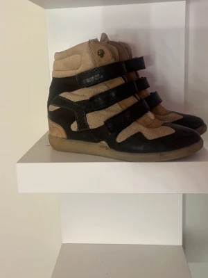 Kilklack sneakers - Snygga höga sneakers med kilklack i bra skick! Skriv vid intresse samt gällande pris och fler bilder!